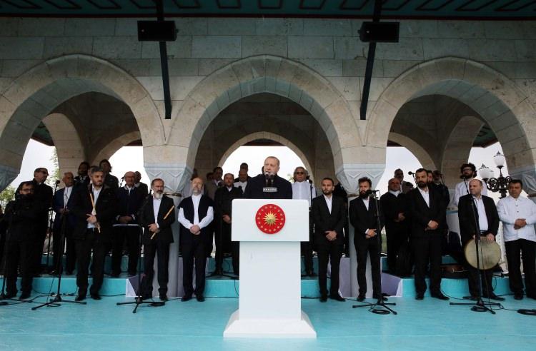 <p>Türkiye Cumhurbaşkanı Recep Tayyip Erdoğan ve Diyanet İşleri Başkanı Ali Erbaş, Pursaklar ilçesinde yapımı tamamlanan Kuzey Yıldızı Camii ve Külliyesi'nin açılışına katıldı.</p>
