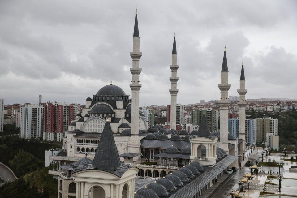 <p>Kocatepe ve Melike Hatun'dan sonra, kapalı alan itibarıyla Ankara'daki üçüncü büyük ibadethane olma özelliği taşıyan, iki katlı inşa edilip alt katı çinilerle kaplanan caminin açılış törenine Cumhurbaşkanı Recep Tayyip Erdoğan'ın da katılması bekleniyor.</p>
<p> </p>