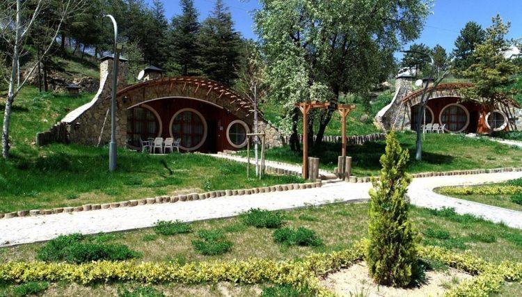 <p>Sivas'ta, dünyaca ünlü Yüzüklerin Efendisi filmindeki Hobbit evlerinden esinlenilerek inşa edilen yamaç evleri baharın gelmesiyle birlikte yerli ve yabancı turistlerin yoğun talebi ile karşılaştı. Bahar rezervasyonlarında Rusya ve Ukrayna’dan yoğun talep alan evler otantik görüntüsü ile dikkat çekiyor.</p>
