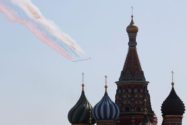<p>Su-25 jetleri Kızıl Meydan'ın üstünde uçtu.</p>

<p> </p>
