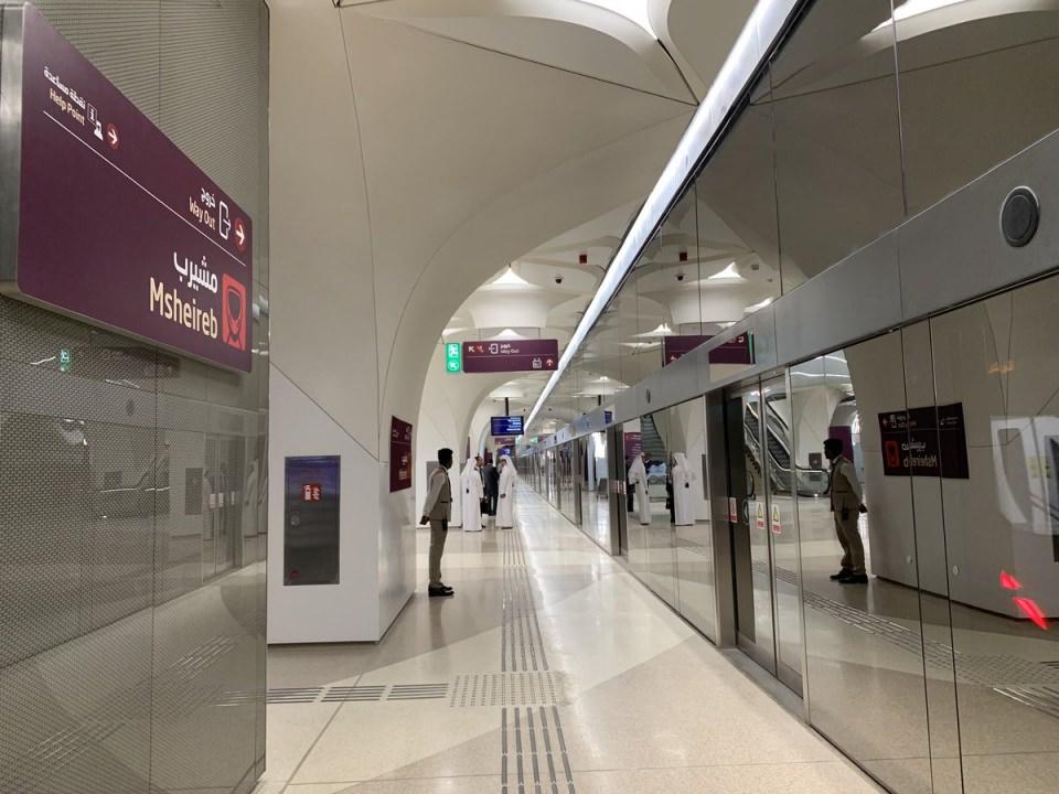 <div>2022 Dünya Kupası'na ev sahipliği yapacak Katar'ın başkenti Doha'da, inşa edilen metronun ilk etabı hizmete girdi. 6 yıldır yapımı devam eden metronun kırmızı hattı, 8 Mayıs itibariyle halkın kullanımına açıldı.</div>

<div> </div>
