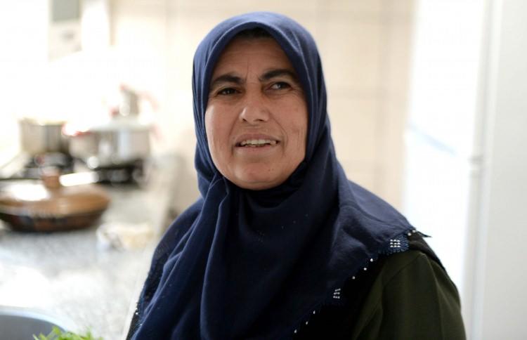 <p>Eşiyle kulede yaşayan Emine Korkmaz da ramazanda iftar ve sahuru birlikte yaptıklarını belirterek, "Burada ramazan çok güzel geçiyor. Yıllardır ramazanda iftarımızı burada açıyoruz. Çocuklarımızı burası sayesinde okuttuk. Biri polis oldu, diğeri üniversitede okuyor. Buraya geldiğimiz de küçük çocuğum 1 yaşındaydı şimdi 18 yaşında. Burada babasıyla büyüdü." diye konuştu.</p>