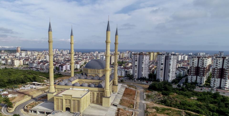 <p>Akdeniz Üniversitesi Camisi - Antalya</p>