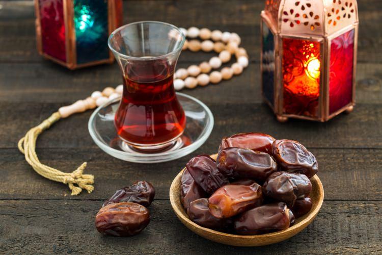 <p><strong>Zeyd İbni Sâbit (r.a.) buyurdu ki:</strong></p>

<p>Biz Resûlullah ile birlikte sahur yemeği yedik sonra da sabah namazını kıldık. Sahur yemeği ile sabah namazı arasında ne kadar zaman geçti? diye soruldu. <span style="color:#800080"><em><strong>“Elli âyet okuyacak kadar” </strong></em></span>cevabını verdi. <strong>(Buhârî, Savm 19; Müslim, Sıyâm 47)</strong></p>
