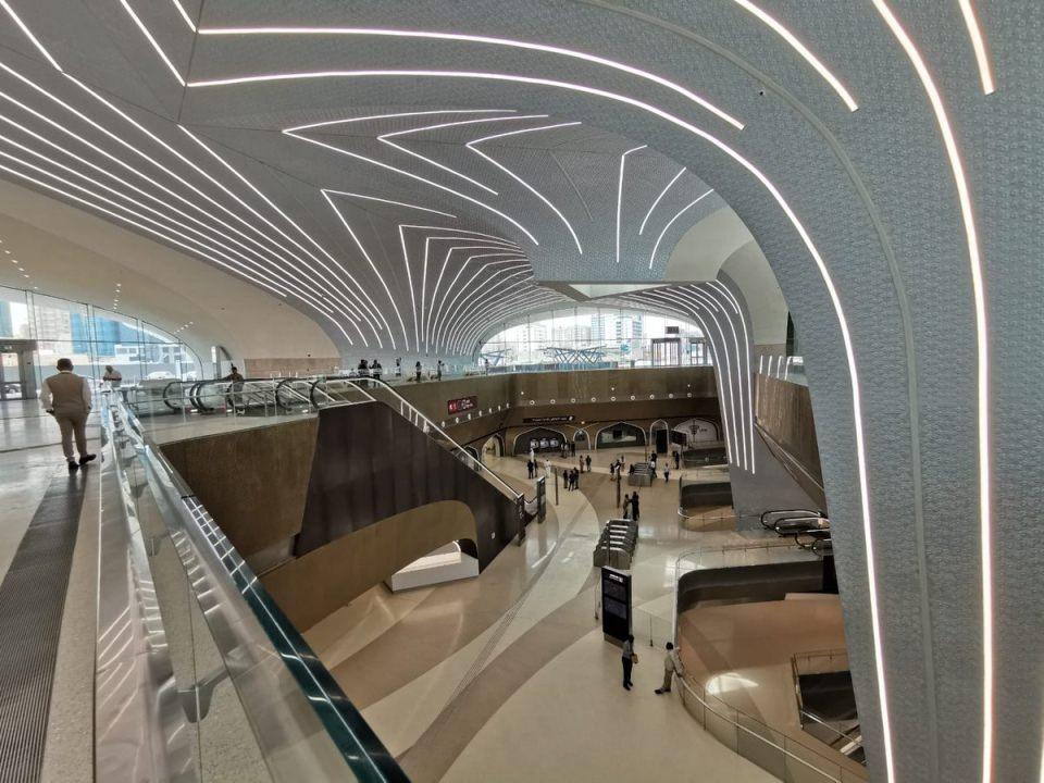 <p>İslam mimarisi örnek alınarak inşa edilen metro istasyonlarında mescit de bulunuyor. Tamamıyla sürücüsüz çalışan vagon ve lokomotiflerin dış tasarımlarıysa Arap atlarından ilham alınarak yapılmış.</p>

<p> </p>

