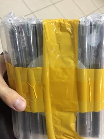 <p>Çin'den iPhone siparişi veren adam, kargosunun geldiği anı kamera karşısında açıp paylaşınca gerçek ortaya çıktı.</p>
<p> </p>