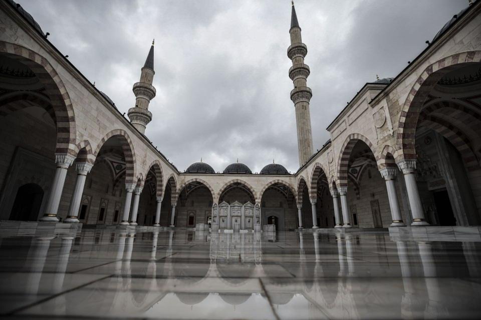 <p>Ayrıca, kadın ve erkekler için hamamlar, hayırseverlerin bağışlarıyla yapılacak yemeklerin yoksullara dağıtılacağı imarethane (aşevi), yaklaşık 60 dükkanın bulunduğu iki katlı bedesten (kapalı çarşı) ile geleneksel el sanatlarının yapılacağı ve sergileneceği bölüm de külliye içindeki diğer alanlar arasında bulunuyor.</p>
<p> </p>