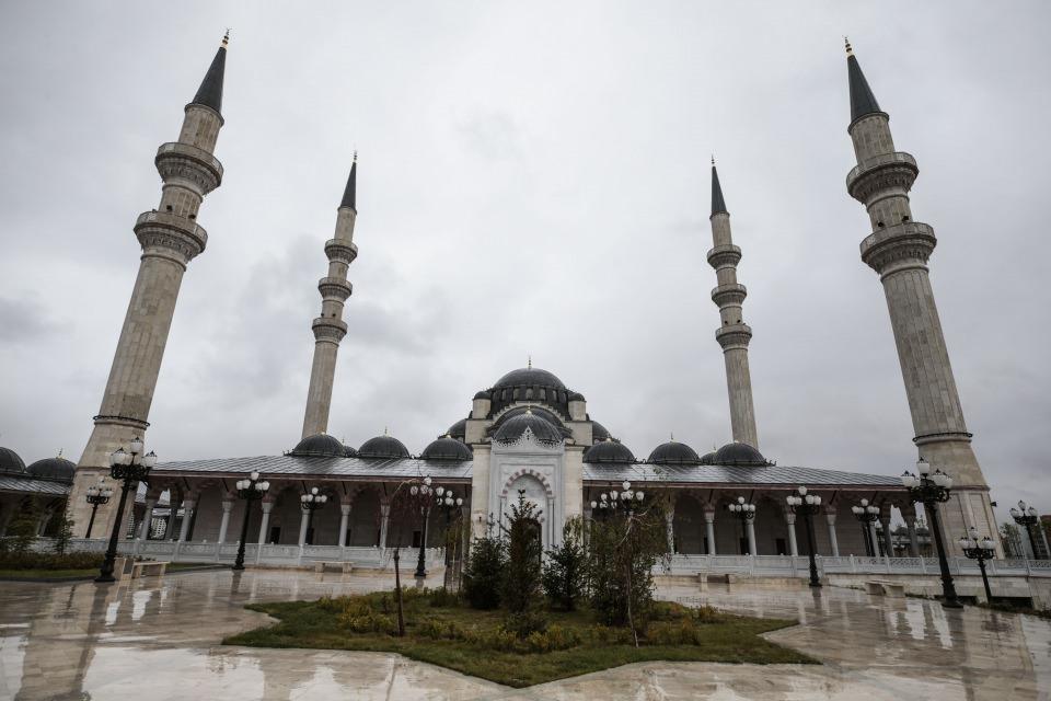 <p>Temeli 6 yıl önce atılan, İstanbul'daki dört tarihi camiden esinlenilerek tasarlanan ve 15 bin kişinin aynı anda ibadet edebileceği "Kuzey Ankara Merkez Camisi ve Külliyesi"nin resmi açılışı Cumhurbaşkanı Recep Tayyip Erdoğan tarafından cuma namazının ardından yapıldı.</p>