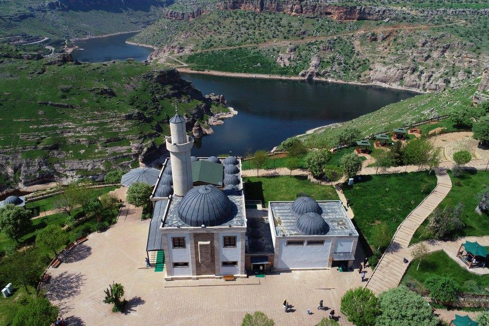 <p>Diyarbakır'daki peygamber kabirlerinin de yer aldığı cami ve yerleşke (Makam Camisi)</p>
