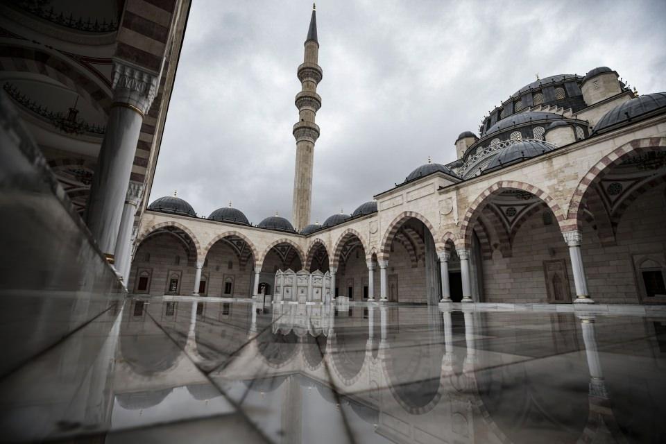 <p>Kubbesinin yüksekliği 35 metre, çapı 16 metre olan caminin, ikisi 46 metrelik iki şerefeli, ikisi 64 metrelik üç şerefeli olmak üzere 4 minaresi bulunuyor. Külliye içindeki iki arastada yaklaşık bin 400 metrekare alana sahip 50 dükkan yer alıyor.</p>
<p> </p>