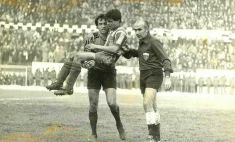 <p>Beşiktaş kalecisi Rasim Kara, sakatlanan Fenerbahçeli Verel'i saha dışına taşırken. </p>