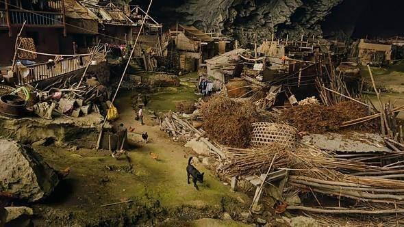 <p>Elverişsiz coğrafya yüzünden zaten mağdur olan köylüler 2008’den beri “Çin mağara adamları toplumu değildir” diyen devlet yüzünden okulsuz kaldı.</p>

<p> </p>

