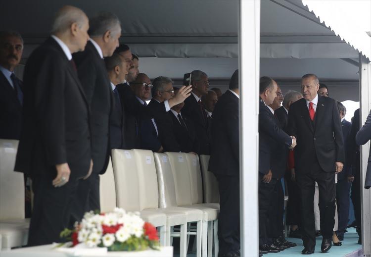 <p>DEVLET ERKANI SAMSUN'DA</p>
<p>19 Mayıs kutlamaları için Cumhurbaşkanı Erdoğan tarafından Samsun'a davet edilen Kemal Kılıçdaroğlu ve Devlet Bahçeli, kutlama törenini birlikte takip etti.</p>