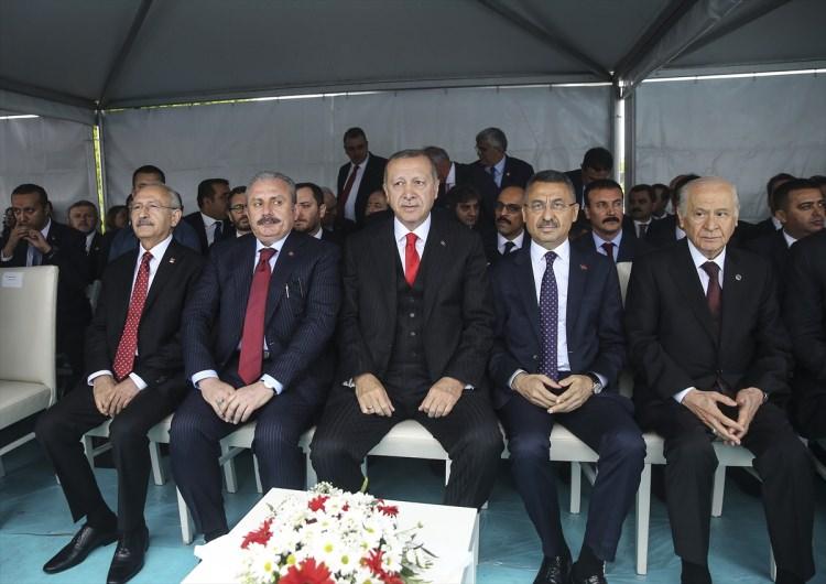<p>19 Mayıs'ın 100 yıl dönümünde Cumhurbaşkanı Recep Tayyip Erdoğan, CHP Genel Başkanı Kemal Kılıçdaroğlu, MHP Genel Başkanı Devlet Bahçeli, TBMM Başkanı Mustafa Şentop ve devlet erkanı Samsun'da buluştu.</p>