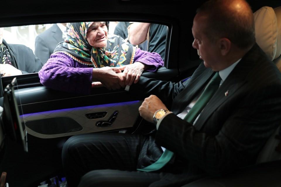 <p>Cumhurbaşkanı Erdoğan ile sohbet eden yaşlı teyzenin mutluluğu gözlerinden okundu. </p>
