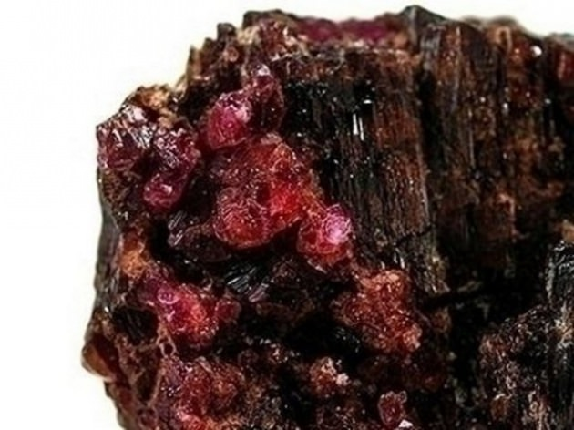 <p>Painite 1 gramı: 9000 dolar Nadir bulunan bir borot minerali olan, içindeki demir oranına göre farklı renklerde bulunan Painite, şifa niyetine kullanılan bir kristaldir.</p>
