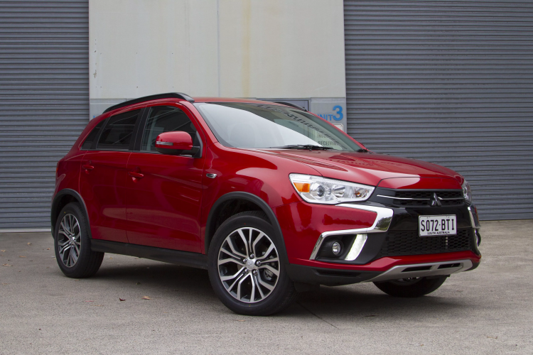 <p>Mitsubishi ASX</p>

<p>1.6 ve 2.2 litrelik dizel motorları ASX satışlarının %44'ünü oluşturdu, geri kalan %56 ise benzinli seçeneğe ait. Fakat tüketiciler daha çok alternatif seçeneğe yöneldi ve hibrit Outlander PHEV'e ilgi gösterdi. ASX'te değişim yaşanacak görünüyor.</p>
