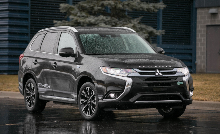 <p>Mitsubishi Outlander</p>

<p>Outlander'ın satışlarına gelirsek, %23'ü dizel, %77'yi ise hibrit modeli oluşturuyor. Outlander'ın eski dizel motorunu 2.0 litrelik benzinli bir seçenekle değiştirmek için harika bir zamanlama. Zaten Mitsubishini'nin bir sözcüsü de dizel modellerin satışlarının düştüğünü de belirtti.</p>

