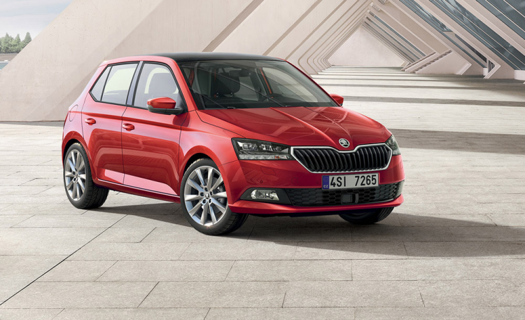 <p>Skoda Fabia</p>

<p>Skoda'nın Fabia modelinde de dizel seçeneği yok. Cenevre Otomobil Fuar'ında sahne alan Fabia'nın seçenekleri arasında dizel artık yok. Artık üç silindirli 1.0 litrelik bir motor var. Bunun nedeni ise satışlar oldu. Dizel motorlu seçenekler toplam satışların sadece düşük bir kısmını kapsıyordu.</p>
