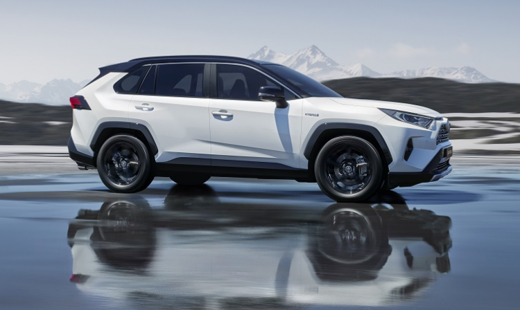<p>Toyota RAV4</p>

<p>RAV4'ün mevcut nesli dizel seçeneğe sahip son nesil. Toyota bu sene başlarında dizel RAV4'leri üretmeyi bıraktı. Gelecek aylarda çıkacak olan yeni nesil RAV4'lerde ise benzin ve hibrit seçenekleri olacak.</p>
