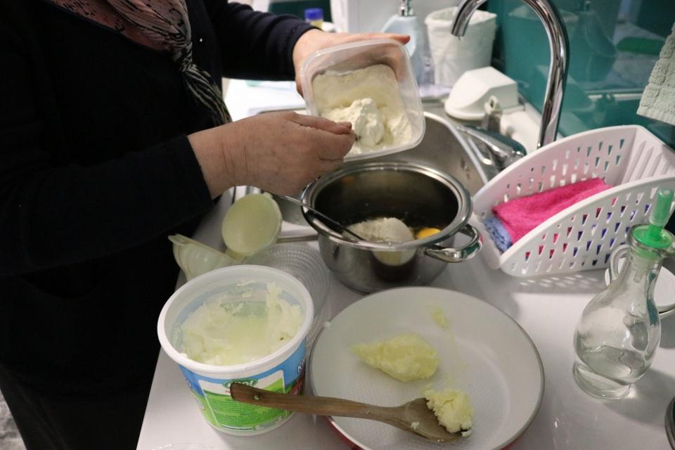 <p>Şaban, sahurda eskiden daha fazla börek yendiğini belirterek, "Eskiden börekler yapılırdı. Gün uzunsa ikindiden sonra börek yapılır, sahurda pişirilirdi. Gün kısaysa börekler teravihten sonra yapılırdı." dedi.</p>
<p> </p>