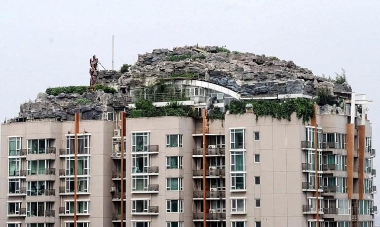 <p>Çin’de 26 katlı bir apartmanın çatı katına dağ görünümlü villa yapan adam görenleri hayrete düşürdü.</p>
<p> </p>