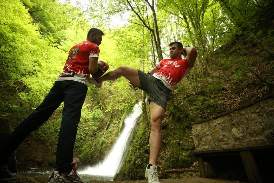 <p>Yaklaşık bir ay önce Bitlis'te gerçekleşen Avrupa seçmelerinde sporcularının dereceler elde ettiğini belirten Bişgin, 75 kilo B klasta şampiyon olan Hasan Çetin'in 3 ay sonra Belarus'un başkenti  Minsk'te düzenlenecek Avrupa Şampiyonası'nda milli takım sporcusu olarak ülkeyi temsil edeceğini bildirdi.</p>

<p> </p>
