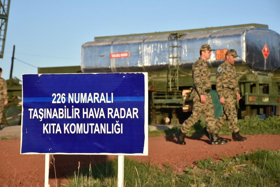<p><strong> "Hudutta elimiz tetikte beklemekteyiz"</strong></p>

<p>Vatani görevlerini yaparken sıcak aile ortamında hem ramazanı geçirdiklerini hem de görevlerini yaptıklarını ifade eden Caner, "Görevimizi 7 gün 24 saat esasına göre gözümüzü kırpmadan yürütmekteyiz. Biz ülkemizin kuzeydoğudaki gözüyüz, Hava Kuvvetleri Komutanlığımızın kuzeydoğudaki en uç birliğiyiz. Elimiz tetikte gözümüz semada." ifadesini kullandı. </p>

