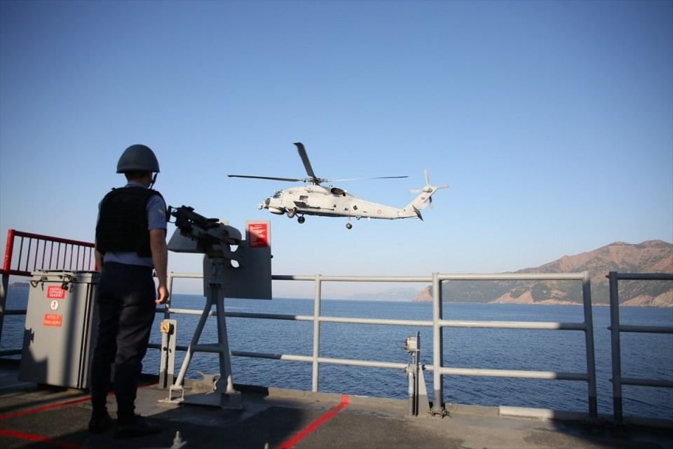 <p>Tatbikatı ve atış safhalarını Donanma Komutanı Koramiral Ercüment Tatlıoğlu, TCG Gelibolu Fırkateyni'nden takip ediyor. </p>
<p> </p>