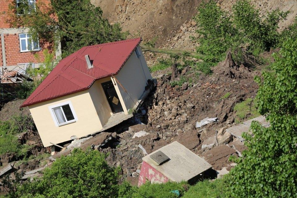 <p>Ordu’nun Aybastı ilçesinde şubat ayında meydana gelen ve etkisi artan heyelan nedeniyle 15 ev tamamen yıkıldı. Heyelanın sürdüğü bölgede bir cami de yan yattı. </p>

<p> </p>
