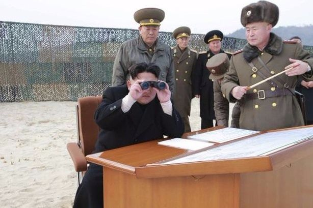 <p>Vatana ihanetle suçlanan eniştenin 120 aç köpeğe yedirildiği ileri sürüldü. Kim Jong Un, halasını siyaset arenasından uzaklaştırdı. Enişte ve halanın yanı sıra orduda, diplomaside ve Komünist Parti içerisinde yüzlerce kişiyi idam ettiren Kim Jong Un'un artık ülkede tek söz sahibi olduğu tahmin ediliyor. Kim Jong Un'un geçen yıl Savunma Bakanı Hyon Yong Chol'u da bir toplantıda uyuduğu için idam ettirdiği ileri sürülmüştü..</p>
