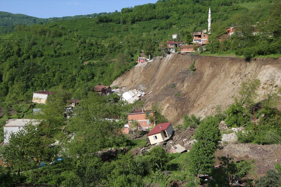 <p>Mahalleye girişin yasaklandığı bölgede vatandaşlar sokağa dökülürken, bir cami ise 20 metre aşağıya sürüklendi.</p>
<p> </p>