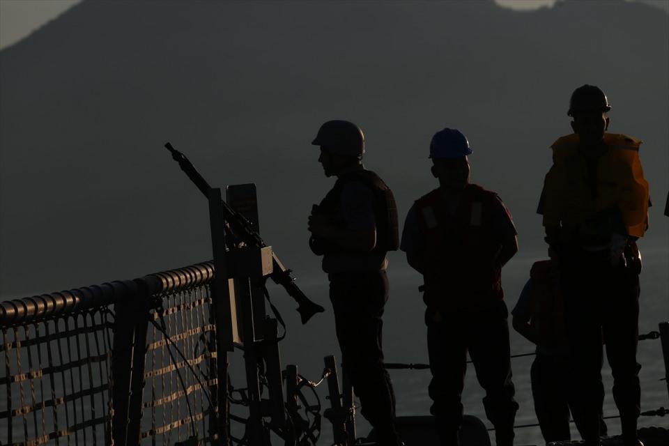 <p>Tatbikatın ilk bölümünde atışların yanı sıra temel deniz harp nevilerine yönelik su üstü harbi, deniz altı savunma harbi, elektronik harp, denizde denetim harekatı ve denizaltından personel kurtarma eğitimleri gerçekleştirilecek. </p>
<p> </p>