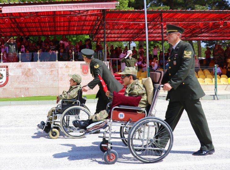 <p>Fiziksek ya da zihinsel engelli olmaları dolayısıyla askerlik yapamayan 22 kişi, asker olabilmek için aileleriyle beraber Ankara İl Jandarma Komutanlığına getirildi.  1 günlüğüne bile olsa asker olmanın heyecanını yaşayan engelli bireyler, Jandarma kıyafeti giyerek, temsili askerlik yaptı.</p>
