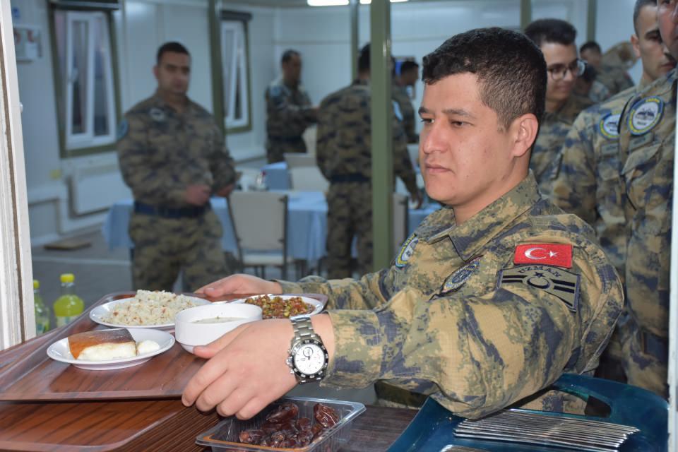 <p>İftar vakti ise sırayla yemeğini alan askerler zorlu görevleri ve meşakkatli mesailerinin ardından dualarla oruç açıyor.</p>
<p> </p>