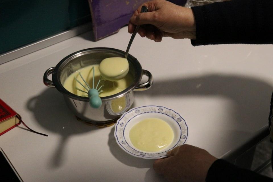 <p>Geleneksel Üsküp iftarlarına da değinen Şaban, "İftar sofrası 20 dakika önce kurulurdu. Etrafında toplanır, dua ederdik. Gül suyundan şerbetler yapılırdı." dedi.</p>

<p> </p>
