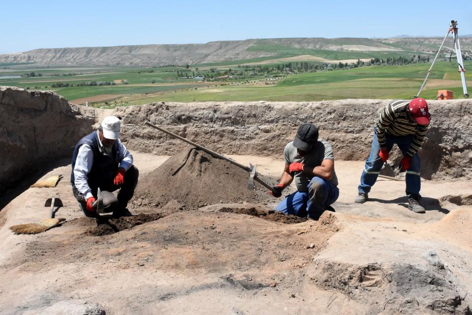 <p>Kazı çalışmalarına 22 kişiyle devam ediyoruz. Burada önemli olan, Hitit dönemi.  Hitit dönemine ait 9 yapı katı tespit ettik. Bu katların 3'ü büyük yangın geçirmiş. </p>
