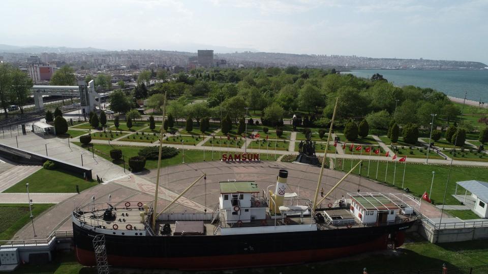 <p>"Dokuzuncu Ordu Kıtaları Müfettişi ve Padişahın Fahri Yaveri Mirliva Mustafa Kemal Paşa" unvanı ile Mustafa Kemal, "Saat 08.00'de Samsun'a ulaşarak görevine başladığına" dair İstanbul'a telgraf gönderir.</p>

<p> </p>
