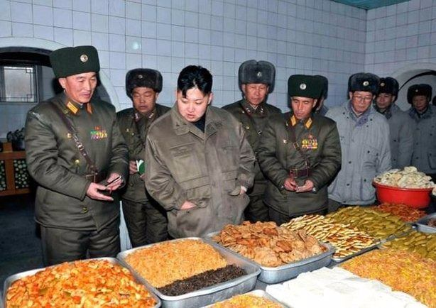 <p>Beş yılda bir seçim yapılıyor. Tabii ki tek bir aday oluyor. 2012'deki son seçimde Kim Jong Un oyların yüzde 100'ünü aldı..</p>
