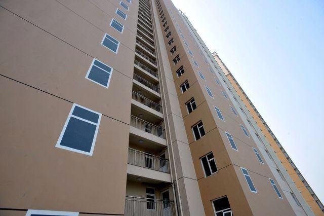 <p>Çünkü müteahhit apartmanın dış yüzeyini sanki pencere varmış gibi gösterecek şekilde boyattı.</p>
<p> </p>