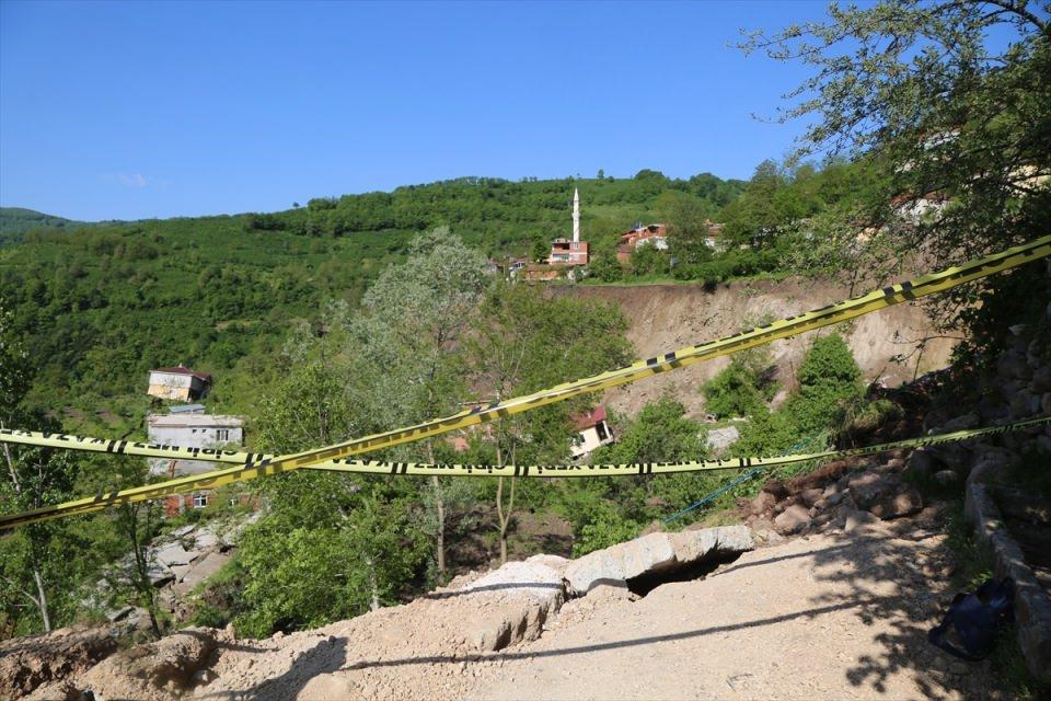 <p>Dün etkisini arttıran heyelan nedeniyle, yaklaşık 70 haneli bölgede gece saatlerinde büyüyen çatlaklar, bölgedeki zararı arttırdı. </p>
<p> </p>