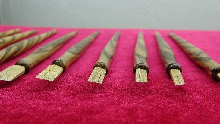 <p>Bu işi yapan usta sayısı Türkiye'de bir elin parmaklarını geçmez, bu iş gönül işi. İnsan severse her işi yapabilir. </p>
