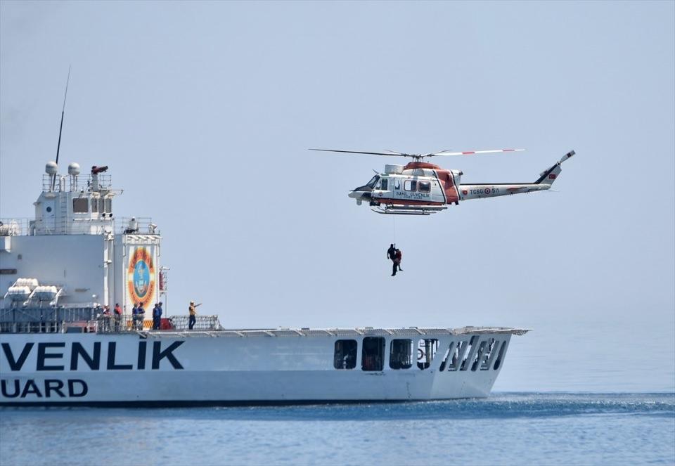 <p>Tatbikatta, ilk olarak sudaki 2 kişi helikopterle yanlarına inen personel tarafından kurtarılarak "TCSG Yaşam" gemisine taşındı.</p>
<p> </p>