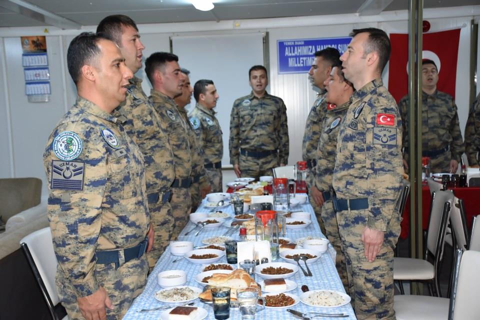 <p><strong> "Elimiz tetikte gözümüz semada"</strong></p>

<p>Kıta Komutanı Hava Muhabere Astsubay Kıdemli Başçavuş Necdet Caner, AA muhabirine yaptığı açıklamada, tüm İslam aleminin ramazanını kutladı.</p>
