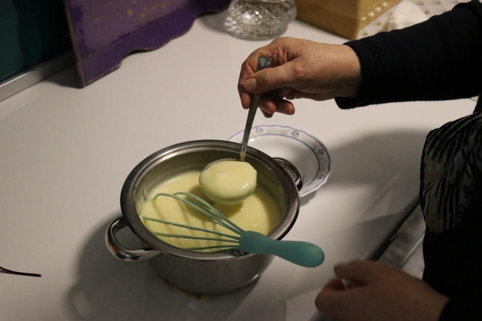 <p><strong>Sahurda hoşaf ya da ayran</strong></p>
<p>Orucu açtıktan sonra önce akşam namazını kıldıklarını, ardından sofraya geçip yemeğe devam ettiklerini söyleyen Şaban, "Yemekler yenir, sofradan kalkılırdı. Sonra birer sade kahve içilir, biraz muhabbet edilir, evde teravih kılınırdı. Sonra çay içilir, muhabbet edilirdi." ifadelerini kullandı.</p>