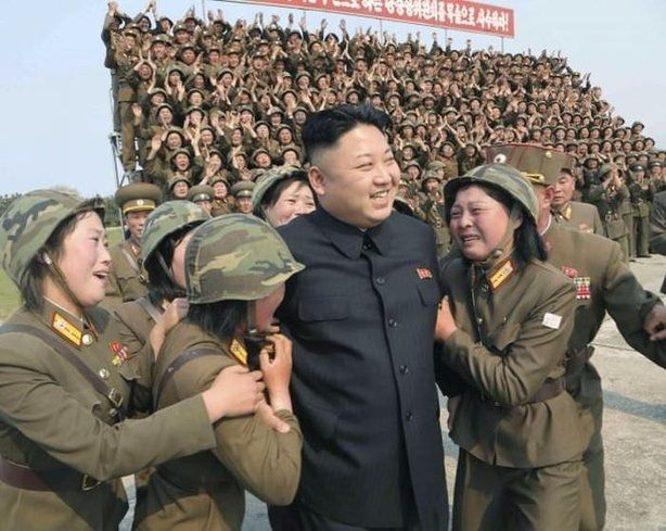 <p><strong>ESKİ ŞARKICI EŞ </strong></p>
<p>Genç diktatörün evli olduğu biliniyor. Temmuz 2012'de Kuzey Kore devlet medyası Kim Jong Un'un yoldaş Ri Sol-ju ile evlendiğini duyurdu. Bazı haber kaynaklarına göre eski şarkıcı olan Sol-ju kısa saçları, düzgün fiziği, şık kıyafetleri ile kısa sürede dünya basınından büyük ilgi gördü. First lady'nin sık sık eşi ile kameralar karşısına çıkması Kim Jong Un'un babası ve dedesinden farklı bir politika izleyeceği şekilde yorumlandı..</p>