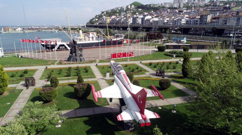 <p>Gençlik Marşı</p>
<p>Atatürk ve arkadaşları, eski bir araçla Havza'ya doğru yola çıkar. Yollar bozuktur ve araç birkaç kez arızalanır.</p>
<p>Araçtan inen Atatürk ve arkadaşları, doğanın güzelliğine kendilerini kaptırarak bir süre "Dağ başını duman almış, gümüş dere durmaz akar, güneş ufuktan şimdi doğar, yürüyelim arkadaşlar" marşını söyleyerek yol alır. Böylece ilk marş Havza'nın Bekdiğin mevkisinde okunmuş olur.</p>
<p>İsveçli besteci Felix Körling'e ait, ormanları anlatan şarkının melodisini çok beğenen Selim Sırrı Tarcan, bunu Türk gençlerine öğretmek ister. İstanbul Erkek Öğretmen Okulunun Türkçe öğretmeni olan arkadaşı Ali Ulvi Elöve'ye şarkıyı Türkçeleştirmesini ister; marş 1915-1916 ders yılı ortalarında tamamlanır. Kurtuluşa doğru yol alan Atatürk ve silah arkadaşlarının Havza yollarında okuduğu marş, yıllar sonra 1938'de "Gençlik ve Spor Bayramı Marşı" olarak kabul edilir.</p>