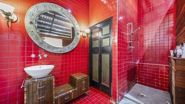 <p>Kırmızı fayanslarla döşenen banyo sade olmasına rağmen iddialı duruyor. </p>

<p> </p>
