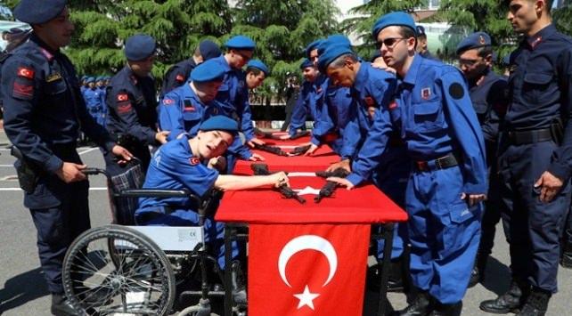 <p>Zihinsel ve bedensel engelleri dolayısıyla bugüne kadar askerlik yapamayan engelli vatandaşlar "Temsili Askerlik Uygulaması" kapsamında düzenlenen törenle bir günlüğüne asker oldu.</p>

<p> </p>
