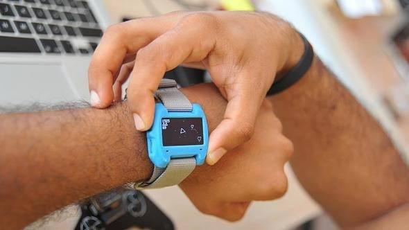 <p>Ürünlerin giyilebilir bir teknolojiye sahip olabilmesi için kablosuz bluetooth ile bağlanabilmesi gerekiyor. Günlük hayata pratiklik kazandıran bu ürünlerin tasarımcısı olmak geleceğin en ideal mesleklerinden biriyle buluşmak demek</p>

<p> </p>

